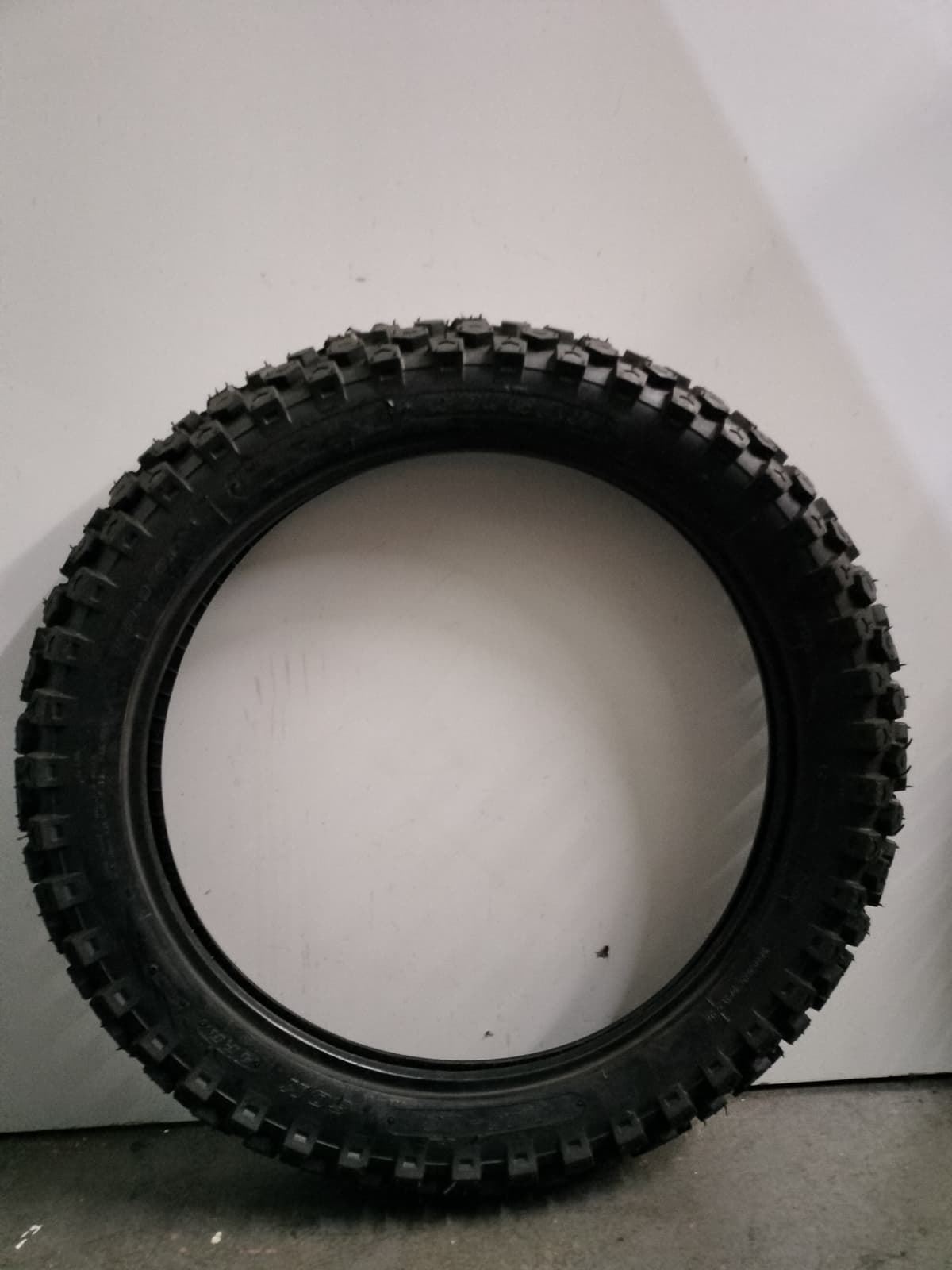 Neumático Cougar 4.00-18 - Imagen 1