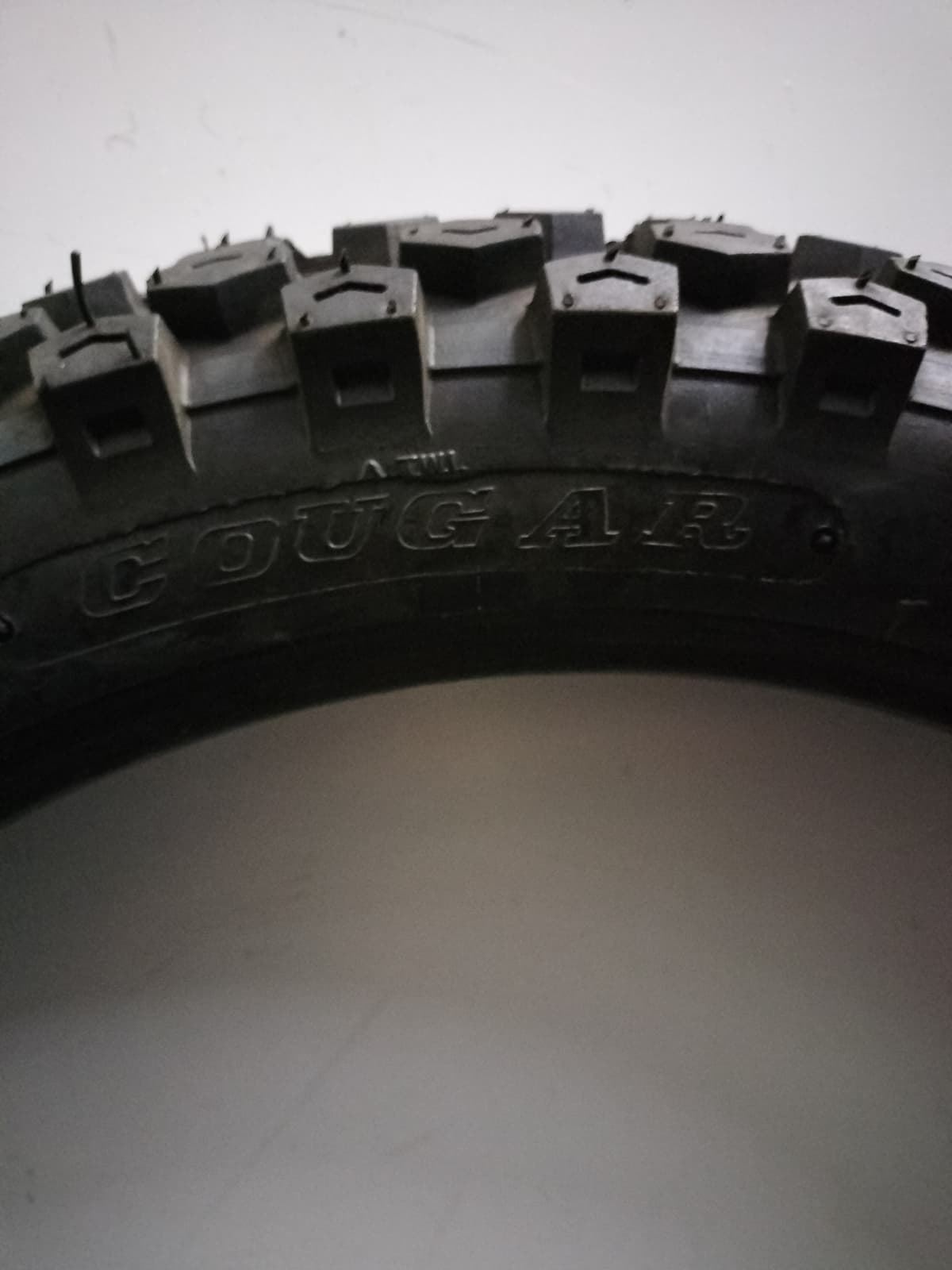 Neumático Cougar 4.00-18 - Imagen 2