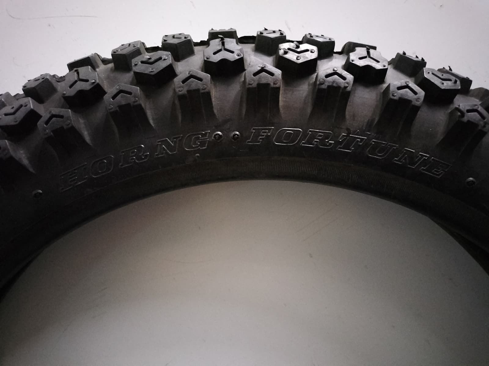 Neumático Cougar 4.00-18 - Imagen 3