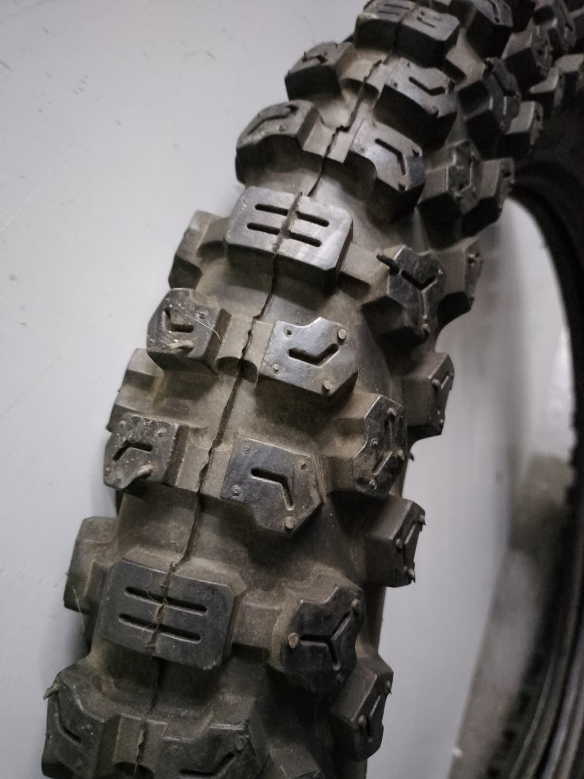 Neumático Cougar 4.00-18 - Imagen 5