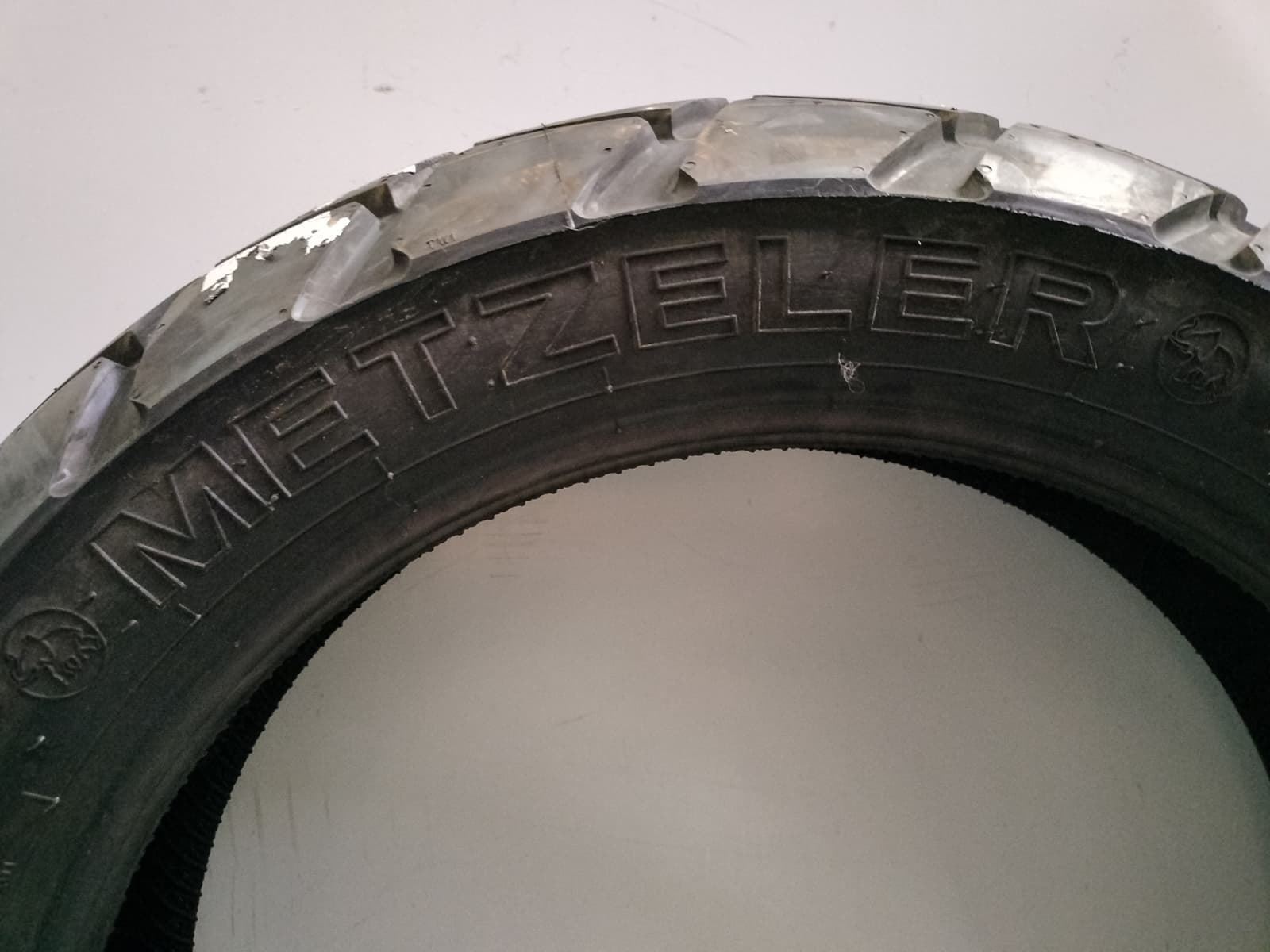 Neumático Metzeler Tourance 150/70 R17 69V - Imagen 2